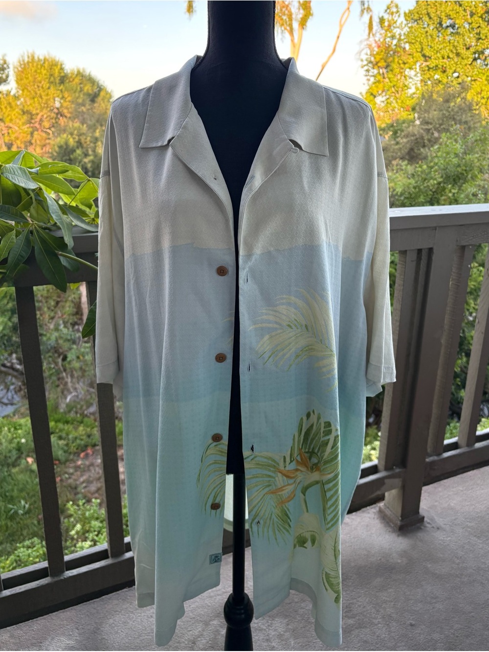 New Tommy Bahama 100% Silk Hawaiian Shirt Ombré Design Cream to Blue